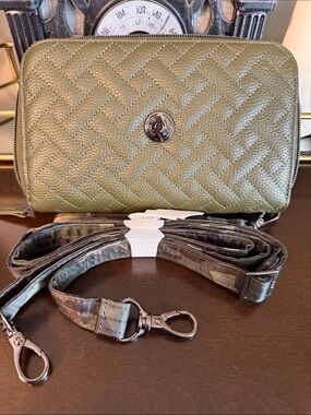 Lug Quickstep Olive Green crossbody with full wallet Camouflage wrist Strap